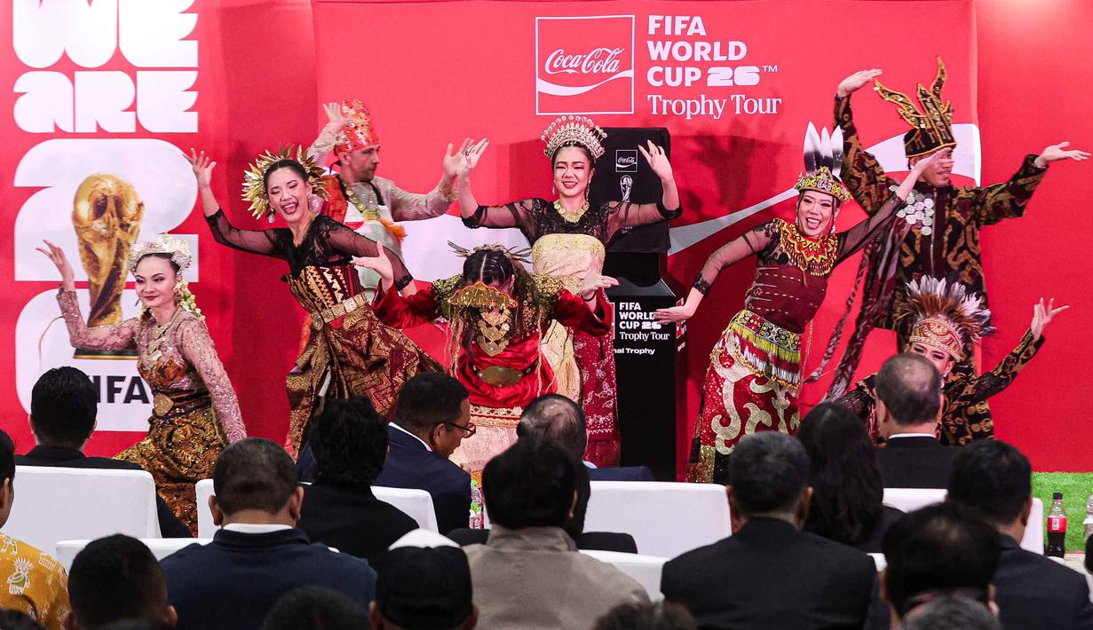 Dan, Piala Dunia 2026 dijadwalkan akan bergulir mulai 11 Juni hingga 19 Juli 2026 mendatang. Ajang empat tahunan ini akan digelar di Amerika Serikat, Kanada, dan Meksiko dengan diikuti 48 negara. Tampak dalam foto, para penari saat tampil pada seremoni gelaran FIFA World Cup Trophy Tour by Coca-Cola di Jakarta International Convention Center (JICC), Senayan, Jakarta, Kamis (22/1/2026). (Bola.com/Abdul Aziz)