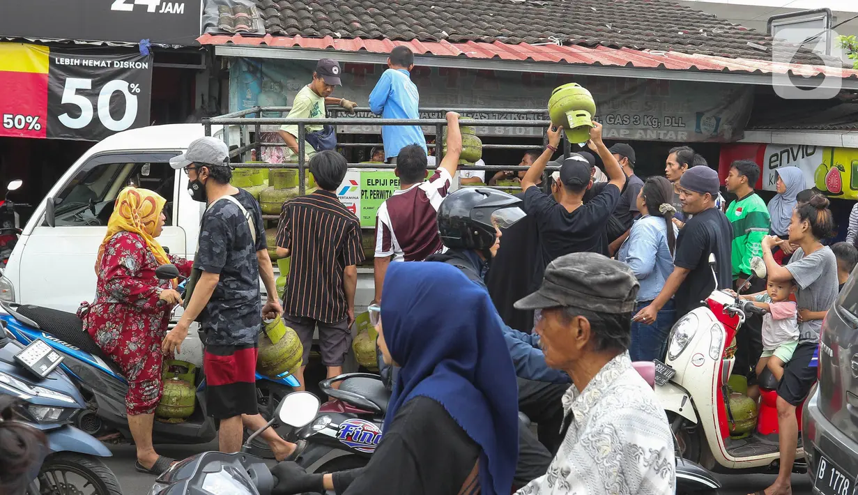 Saat ini, pembelian gas elpiji subsidi 3 kilogram harus dilakukan langsung ke pangkalan resmi. (Liputan6.com/Herman Zakharia)