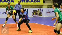 Berlian Marsheila menahan bola servis pemain PGN Popsivo Polwan pada putaran kedua final four Proliga 2017 di GOR C'Tra Arena, Bandung, Jawa Barat, Jumat (14/4). (Liputan6.com/Yoppy Renato)