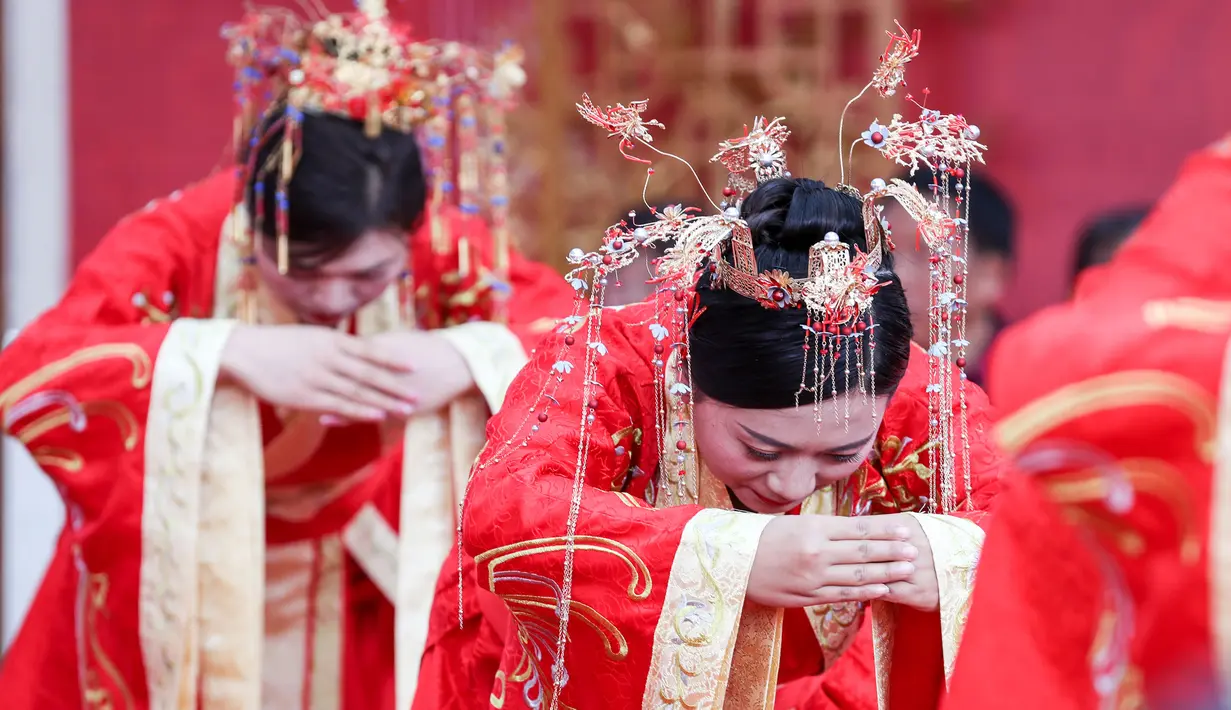 Sejumlah pengantin wanita memberi hormat dalam sebuah upacara pernikahan tradisional yang diadakan di Guiyang, ibu kota Provinsi Guizhou, China barat daya, pada 16 November 2020. (Xinhua/Ou Dongqu)
