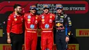 Carlos Sainz Jr (kedua kiri), Charles Leclerc (tengah) dan Max Verstappen (kanan) berdiri di podium setelah Grand Prix Formula Satu Amerika Serikat di Circuit of the Americas, Austin, Texas, pada tanggal 20 Oktober 2024. (ANGELA WEISS/AFP)