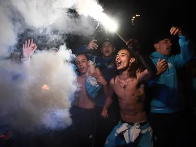 Suporter Marseille turun ke jalan merayakan keberhasilan lolos ke final Liga Europa setelah mengalahkan Salzburg di Marseille, Kamis (3/5/2018). Marseille lolos dengan unggul agregat 3-2 atas Salzburg. (AFP/Anne-Christine Poujoulat)