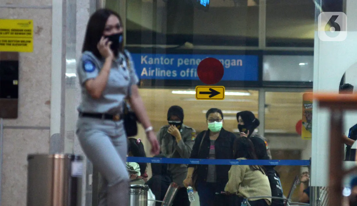 Keluarga penumpang dan kru menunggu informasi di Posko Crisis Center Sriwijaya Air SJ-182, Terminal 2D Bandara Soekarno-Hatta, Tangerang, Banten, Sabtu (9/1/2021). Area yang semula costumer cervice itu kini diubah menjadi crisis center hilang kontaknya Sriwijaya Air SJ-182. (merdeka.com/Imam Buhori)