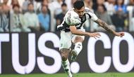 Penyerang Juventus asal Argentina bernomor punggung 11, Nico Gonzalez, menendang bola selama pertandingan sepak bola Seri A Italia antara Juventus dan Napoli di Stadion Juventus di Turin pada tanggal 21 September 2024. (Isabella BONOTTO/AFP)