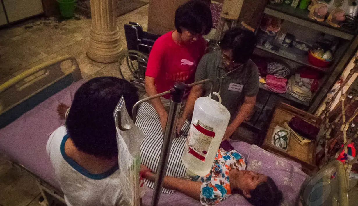 Salah seorang calon TKI terlihat sakit dan tengah mendapat perawatan medis, Kota Tangerang, (3/9/14). (Liputan6.com/Faizal Fanani)