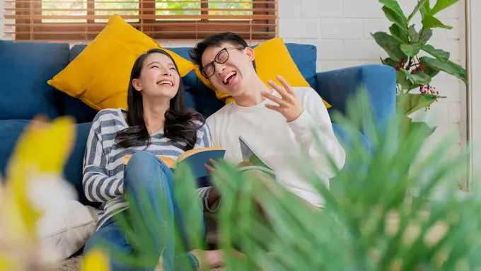 perempuan dan pasangan tawa