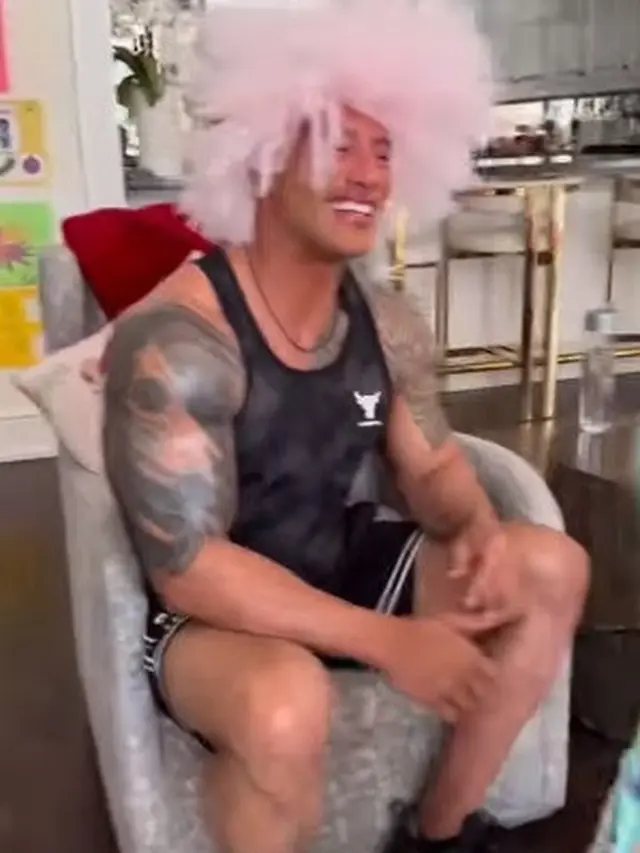 Dwayne Johnson didandani putrinya. (Foto: Instagram/therock)