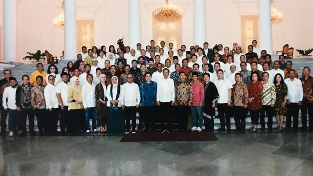 Jokowi saat bertemu jajaran TKN dan TKD Jokowi-Ma'ruf di Istana Kepresidenan Bogor, Jawa Barat. (Istimewa)