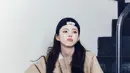 Lihat gemasnya Han So Hee dengan pose duck face yang mirip. Ia tampil mengenakan kaus putih, yang ditumpuk dengan jaket cokelat dan padu padan celana jeans, serta topi biru navy yang dipakai dengan cara dibalik. [Foto: Instagram/xeesoxee]