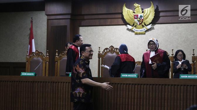 Mantan Ketua DPD Irman Gusman usai sidang pendahuluan di Pengadilan Tipikor Jakarta, Rabu (10/10). Kuasa hukum Irman menyebut PK diajukan karena adanya keadaan baru, adanya kekeliruan, dan kontradiksi putusan majelis hakim. (Liputan6.com/Herman Zakharia)