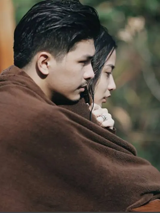 Tak dapat dipungkiri jika Glenn Alinskie sangat tidak ingin berjauhan dengan sang istri, Chelsea Olivia. Foto pelukan mesra Glenn untuk Chelsea ini tentunya membuat banyak orang iri. (via instagram/@destinestory)