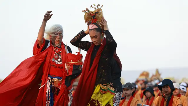 Prosesi Meras Gandrung sebelum pagelaran Gandrung Sewu di Pantai Boom Banyuwangi (Istimewa)