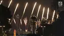 Patung Presiden RI Pertama, Sukarno berlatar cahaya kembang api saat pembukaan Asian Games ke-18 di Stadion GBK, Jakarta, Sabtu (18/8). Pembukaan dihadiri Presiden RI, Joko Widodo dan berlangsung hingga 2 September. (Liputan6.com/Helmi Fithriansyah)