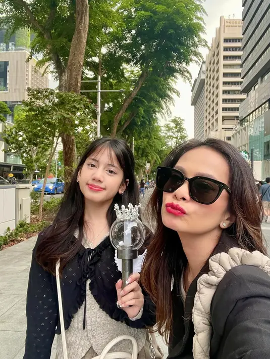 Ersa Mayori nonton konser Enhypen bersama putrinya, Tallula Malaika di Singapura. [Foto: Instagram/ersamayori]
