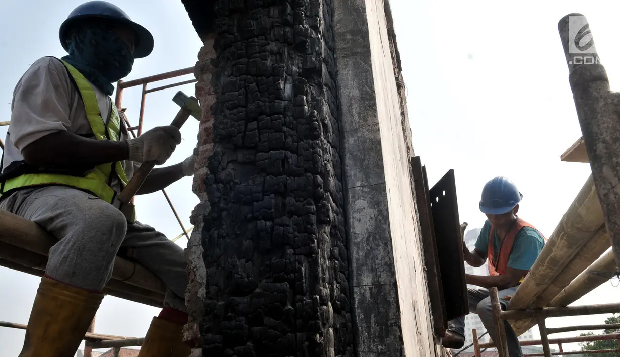 Pekerja menyelesaikan proyek Konservasi Museum Bahari di Penjaringan, Jakarta, Kamis (25/7/2019). Dalam rencana konservasi ini, perbaikan dilakukan terhadap dua zona yang cukup parah terdampak kebakaran, yakni Zona A dan Zona C Museum Bahari. (merdeka.com/Iqbal S Nugroho)