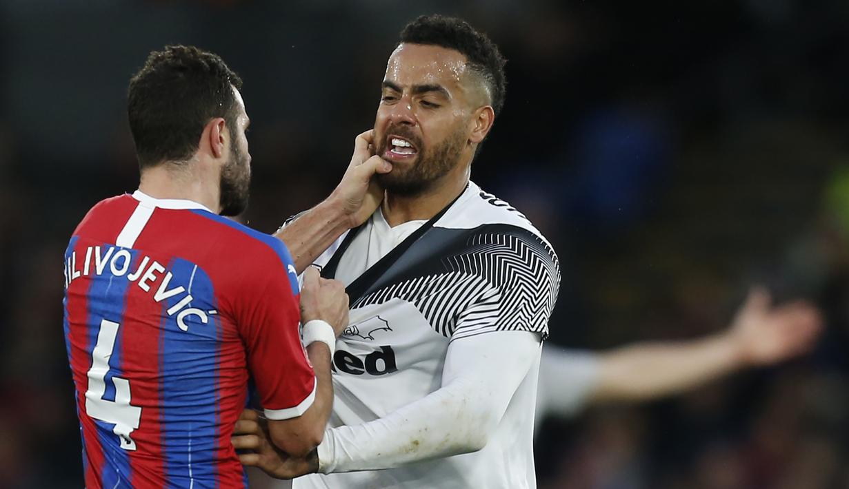Gelandang Derby County, Tom Huddlestone, bersitegang dengan gelandang Crystal Palace, Luka Milivojevic, pada laga Piala FA di Stadion Selhurst Park, London, Minggu (5/1). Palace kalah 0-1 dari Derby. (AFP/Ian Kington)