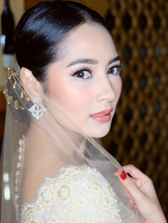 6 Momen Manis Nikahan Niken Anjani, Cantik Pakai Busana Adat Palembang