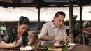 Chef Renatta dan Chef Juna saat mencicipi hidangan khas Bali. (Foto: YouTube/ Kisarasa)