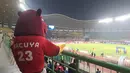 Maskot Piala Dunia U-17 2023, Bacuya, terlihat turut memeriahkan partai Persija Jakarta kontra Barito Putera di BRI Liga 1 2023/2024 di Stadion Patriot Candrabhaga, Bekasi, pada Sabtu (7/10/2023) malam WIB. (Bola.com/Muhammad Adi Yaksa)