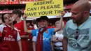 Fans cilik bahagia menerima dasi dari pelatih Arsene Wegner di Emirates Stadium, London, (6/5/2018). Arsene Wegner mengumumkan mundur sebagai pelatih setelah 22 tahun bersama Arsenal. (AFP/Adrian Dennis)