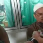 Syahroni mengklarifikasi temuan telur palsu (Merdeka.com/ Nur Habibie)