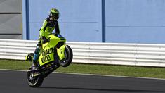 Pembalap Pertamina Mandalika asal Swiss, Thomas Luthi memamerkan tunggangannya yang bertuliskan Grazie Vale saat ajang Moto2 Emilia Romagna yang digelar di Sirkuit Misano, Italia, Minggu (24/10/2021). (AFP/Andreas Solaro)