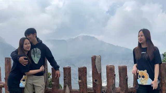 Tampil Simpel, Ini 7 Potret Reiner Manopo dan Istri Saat Liburan