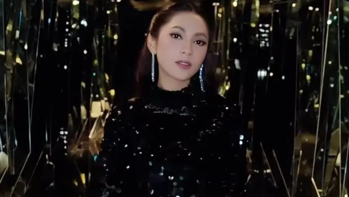 Pesona Dinda Kirana dalam balutan gaun elegan. (credit:instagram.com/dindakirana.s)