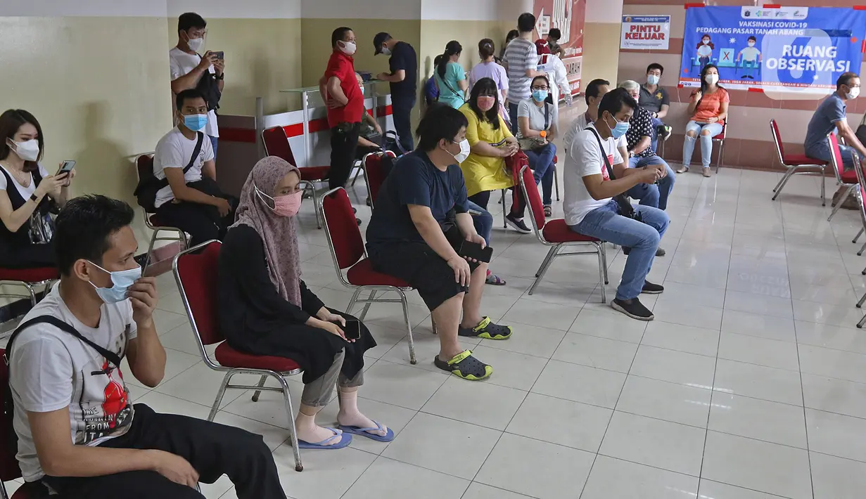 Pedagang saat antre untuk menjalani vaksinasi COVID-19 di Pasar Tanah Abang Blok A, Jakarta, Rabu (17/2/2021). Total sasaran vaksinasi tahap kedua ini mencapai 38.513.446 yang terdiri dari 21 juta lebih lansia, dan hampir 17 juta untuk pekerja pelayanan publik. (Liputan6.com/Herman Zakharia)