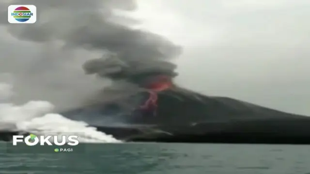 Gunung Anak Krakatau erupsi disertai sinar api dan lava pijar pada Selasa (18/9) siang.