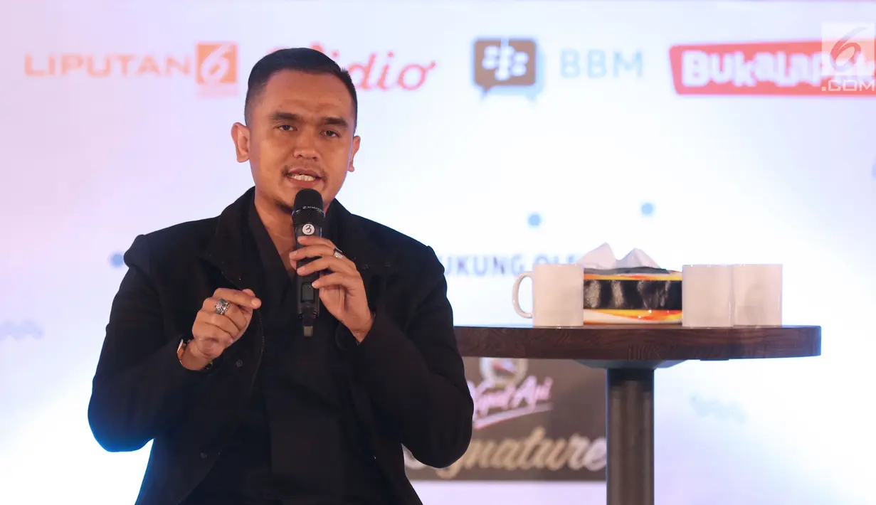 Komentator olahraga, Valentino Simanjuntak berbagi pengalaman kepada peserta EGTC 2018 Bandung di Graha Sanusi Hardjadinata, Universitas Padjajdaran, Bandung, Kamis (6/12). Valentino Simanjuntak juga memberi motivasi. (Liputan6.com/Helmi Fithriansyah)