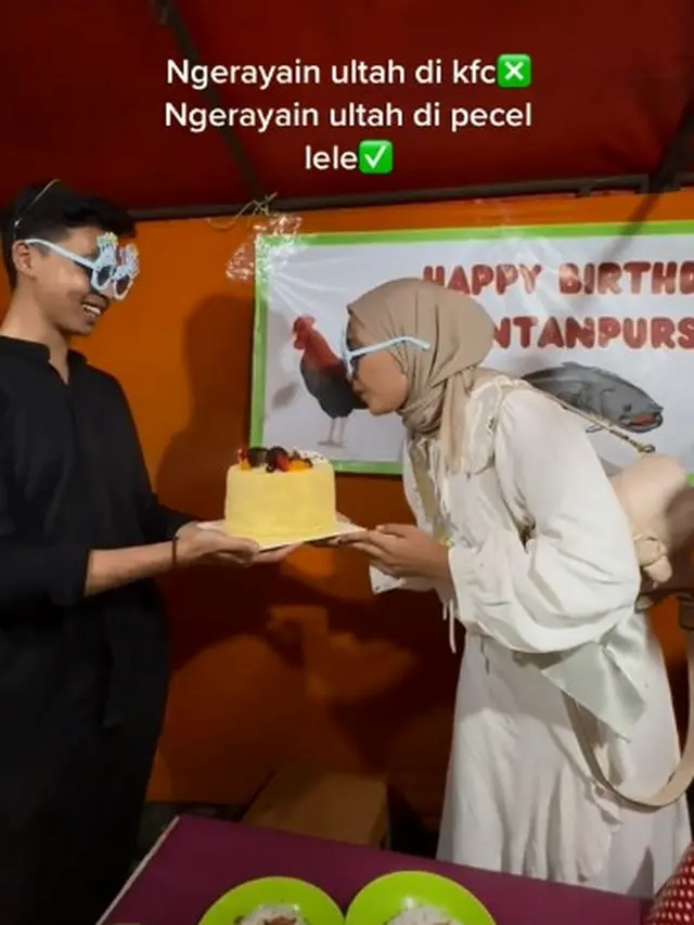Serunya Momen Pria Rayakan Ulang Tahun Kekasih di Tenda Pecel Lele