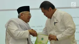 KH. Ma'aruf Amin bersalaman dengan Menkoinfo Rudiantara di acara peluncuran Fatwa MUI tentang Hukum dan Pedoman Bermuamalah Melalui Medsos, Jakarta, Senin (5/6). (Liputan6.com/Helmi Afandi)