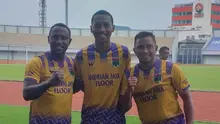 Anthony Jomah Ballah bersama Alta Ballah dan legenda Persita, Firman Utina. (Bola.com/Gatot Susetyo)