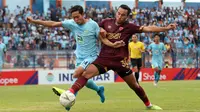 Duel Birrul Walidan (kiri/Persela) versus pemain PSM, Ezra Walian, di Stadion Surajaya, Lamongan (7/12/2019).