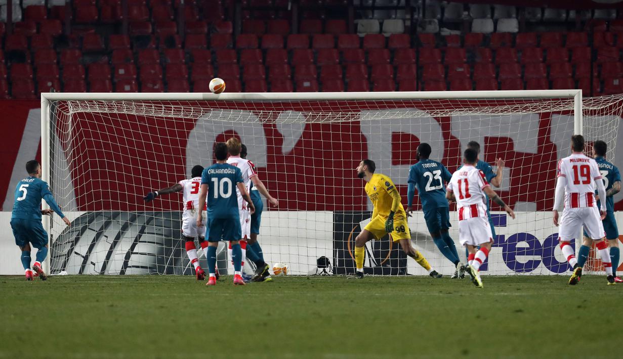 Unggul jumlah pemain, AC Milan gagal memperbesar keunggulan. Justru gawang Milan dibobol Milan Pavkov pada menit ke-90+3. Sampai laga berakhir, skor 2-2 tetap bertahan. (Foto: AP/Darko Vojinovic)
