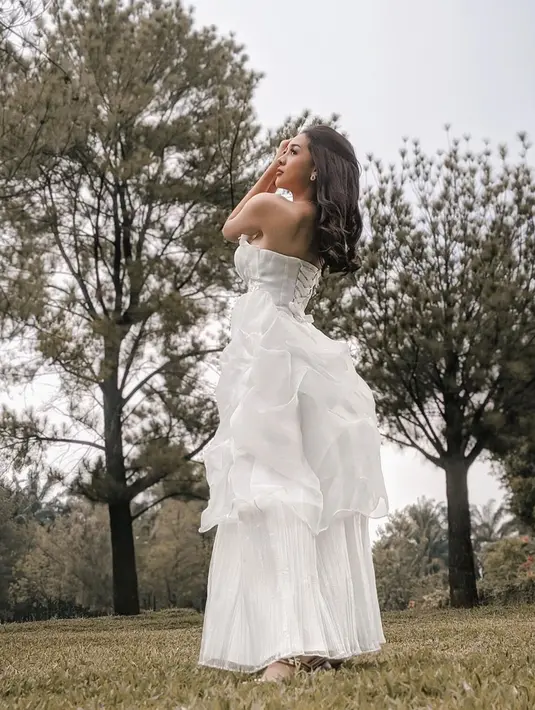 Penampilan Anya Geraldine saat memakai gaun putih tanpa lengan ini juga menjadi sorotan netizen. Pemain Pretty Little Liars ini terlihat menata rambutnya dengan cukup sederhana yang meninggalkan kesan elegan. (Liputan6.com/IG/@anyageraldine)