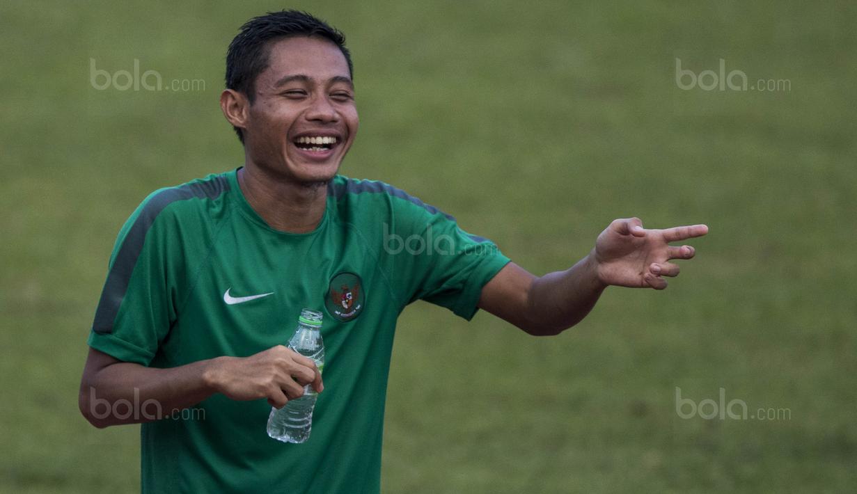 Gelandang Timnas Indonesia, Evan Dimas, tertawa saat becanda dengan pelatih fisik, Miguel Gandia, usai latihan di Stadion UKM, Selangor, Sabtu (19/8/2017). Evan kalah saat bermain crossbar dengan Miguel. (Bola.com/Vitalis Yogi Trisna)