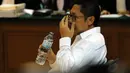 Dalam sidang lanjutan dengan agenda pembacaan nota pembelaan di Pengadilan Tipikor Jakarta, (18/9/2014), terdakwa kasus dugaan korupsi proyek Hambalang, Anas Urbaningrum, dua kali meminta waktu istirahat untuk minum. (Liputan6.com/Helmi Fithriansyah)