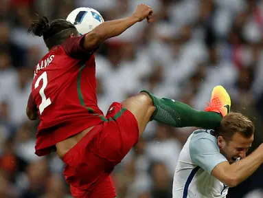  Bek Portugal, Bruno Alves, melanggar striker Inggris, Harry Kane, dalam laga persahabatan di Stadion Wembley, London, Kamis (2/6/2016). (AFP/Adrian Dennis)