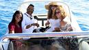 Ibu Beyonce, Tina Knowles dan beberapa kerabat juga tampak ikut serta dalam liburan tersebut, Perancis, (17/9/14). (Dailymail)