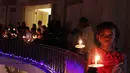 Seorang anak menyalakan lilin ketika mengikuti Misa Natal di Gereja Immanuel Jakarta, Rabu (24/12/2014). (Liputan6.com/Faizal Fanani)