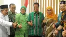 Calon Gubernur Jawa Timur Khofifah Indar Parawansa (tiga kanan) bersalaman dengan Ketum PPP Romahurmuziy (tiga kiri) di Kantor DPP PPP, Jakarta, Senin (9/7). Khofifah mendapat ucapan selamat atas kemenangannya di Pilkada Jatim. (Merdeka.com/Arie Basuki)