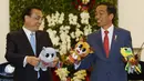 Presiden Jokowi berbincang dengan PM China Li Keqiang sambil memegang maskot Asian Games 2018 di Istana Bogor (7/5). (AFP/Pool/Dita Alangkara)