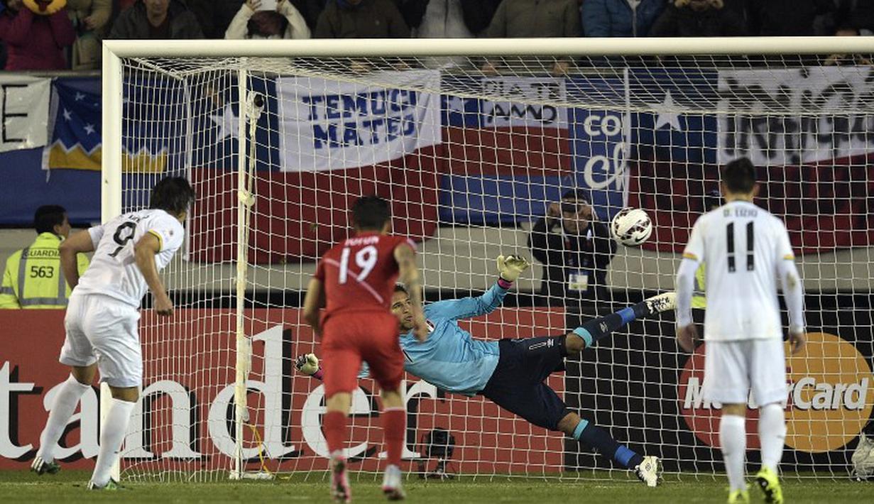 Striker Bolivia, Marcelo Martins (kiri) mencetak gol balasan melalui penalti. (AFP PHOTO/JUAN MABROMATA)