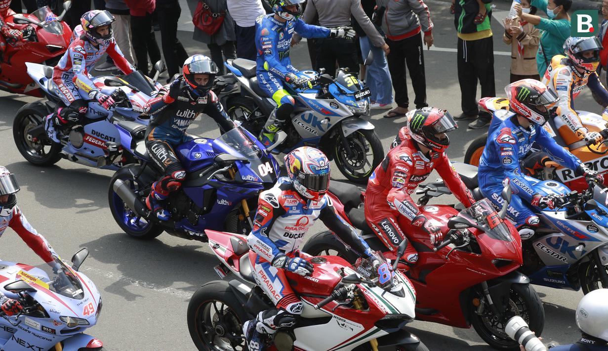 Marc Marquez, Johann Zarco, dan Pol Espargaro ada di barisan terdepan deretan pembalap MotoGP yang akan mengikuti parade. (Bola.com/M Iqbal Ichsan)