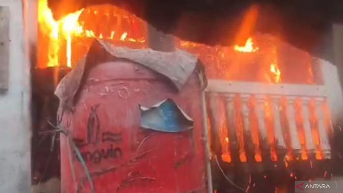 Rumah di Asrama Polri Kramat Jati Terbakar, 30 Petugas Damkar Berjibaku Padamkan Api