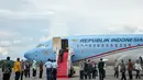 Presiden Joko Widodo saat menaiki pesawat kepresidenan di Bandara Halim Perdanakusuma, Jakarta, Minggu (26/4/2015). Jokowi akan melakukan kunjungan kerja ke Malaysia dalam rangka menghadiri KTT ASEAN ke-26. (Liputan6.com/Faizal Fanani)