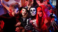 Ingin menghadiri pesta Halloween dengan gaya unik? Tampilan riasan makeup setengah tengkorak berikut ini bisa jadi pilihan tepat. (Foto: Istockphoto)