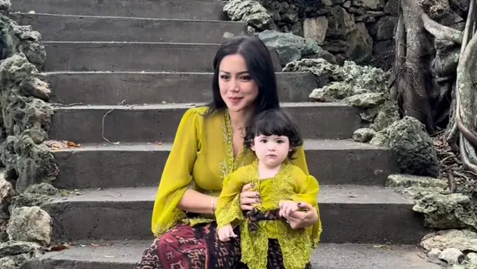 Gaya kompak Jessica Iskandar dan Putrinya Kenakan Kebaya Hijau. [@inijedar]